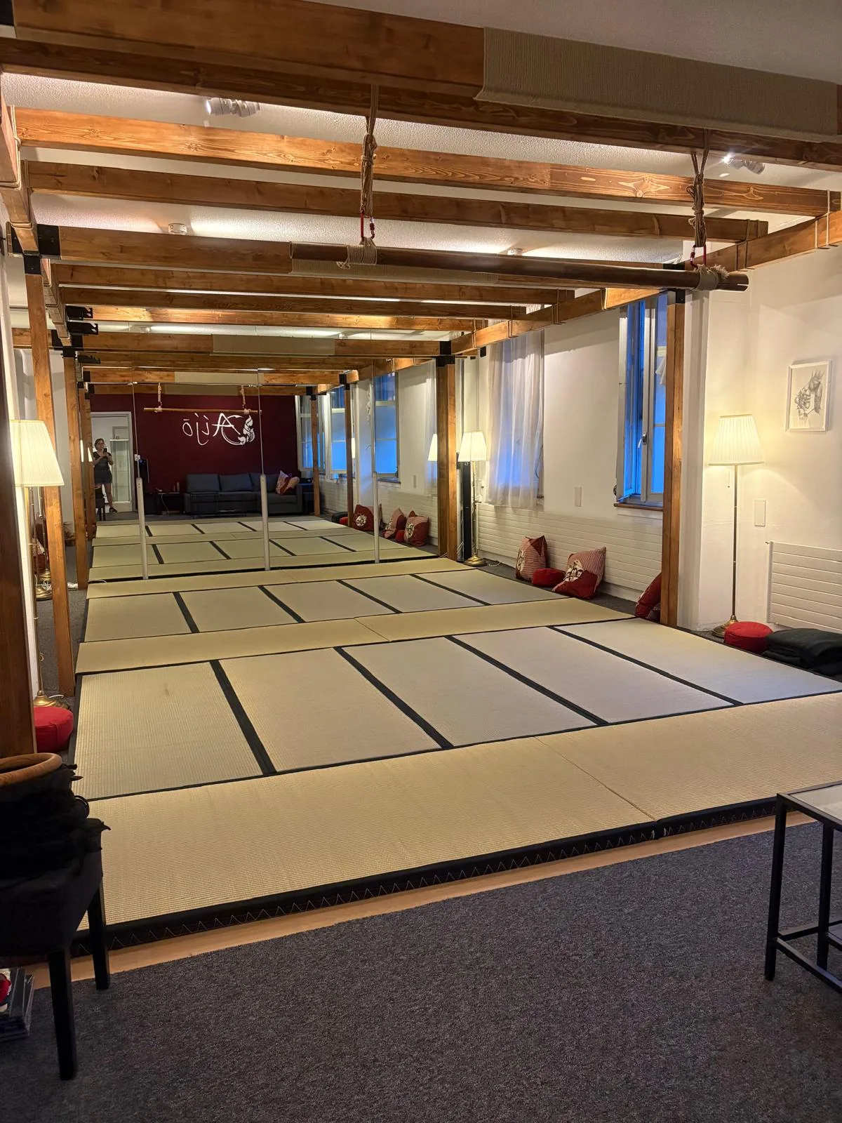 Holzrahmen und Tatamifläche mit acht Suspension Points im Aijō Dojo
