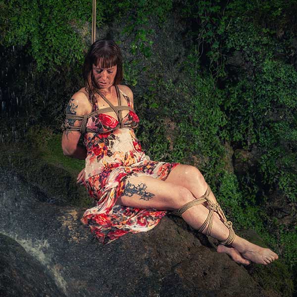 Shana bei einem Shooting an einem Wasserfall Shana bei einem Shooting an einem Wasserfall