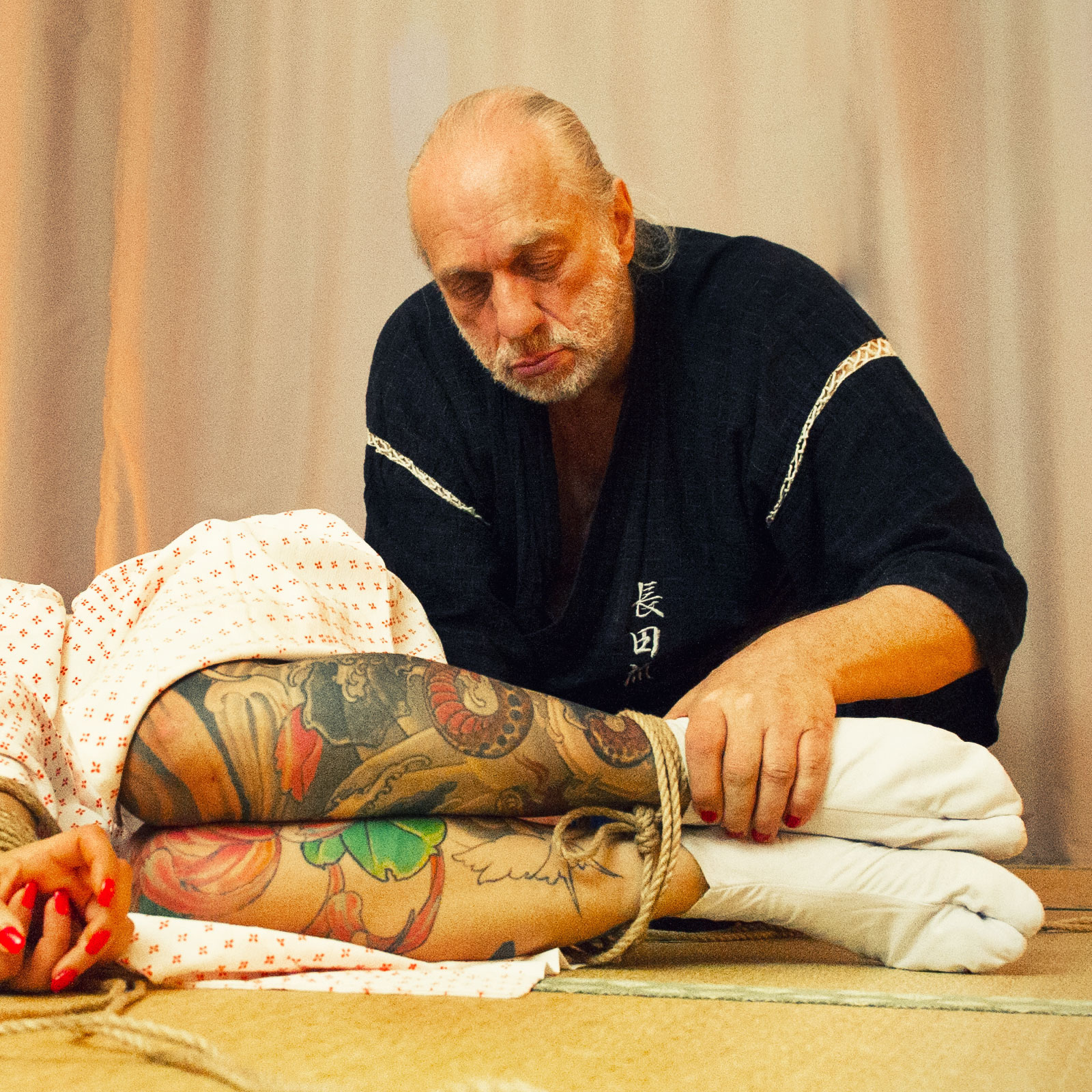 Osada Steve demonstriert Kinbaku und die Qualität einer Begegnung im Seil
