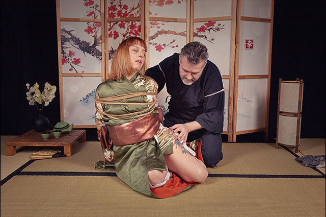Shana als Fledermaus im Shooting Projekte 'Animal in ropes'