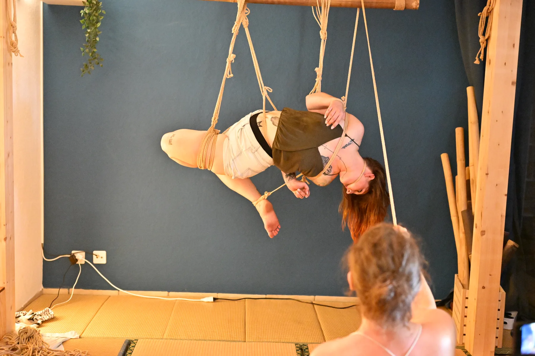 Happa und Metusanawa gestalten eine ästhetische horizontale Shibari-Suspension