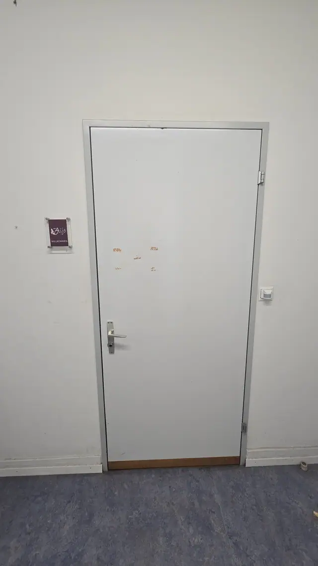 Eingangstür des Aijō Dojo mit Willkommen-Schild