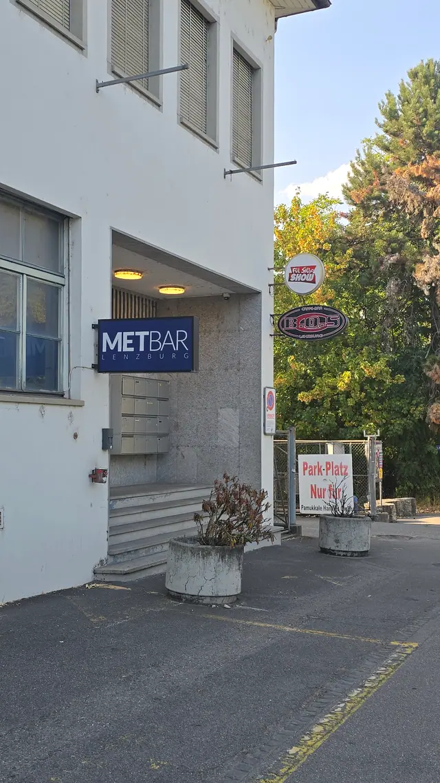Gebäudeeingang an der Niederlenzerstrasse 29 beim Schild Metbar Lenzburg