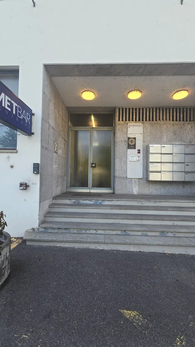 Haupteingang des Gebäudes Niederlenzerstrasse 29 in Lenzburg