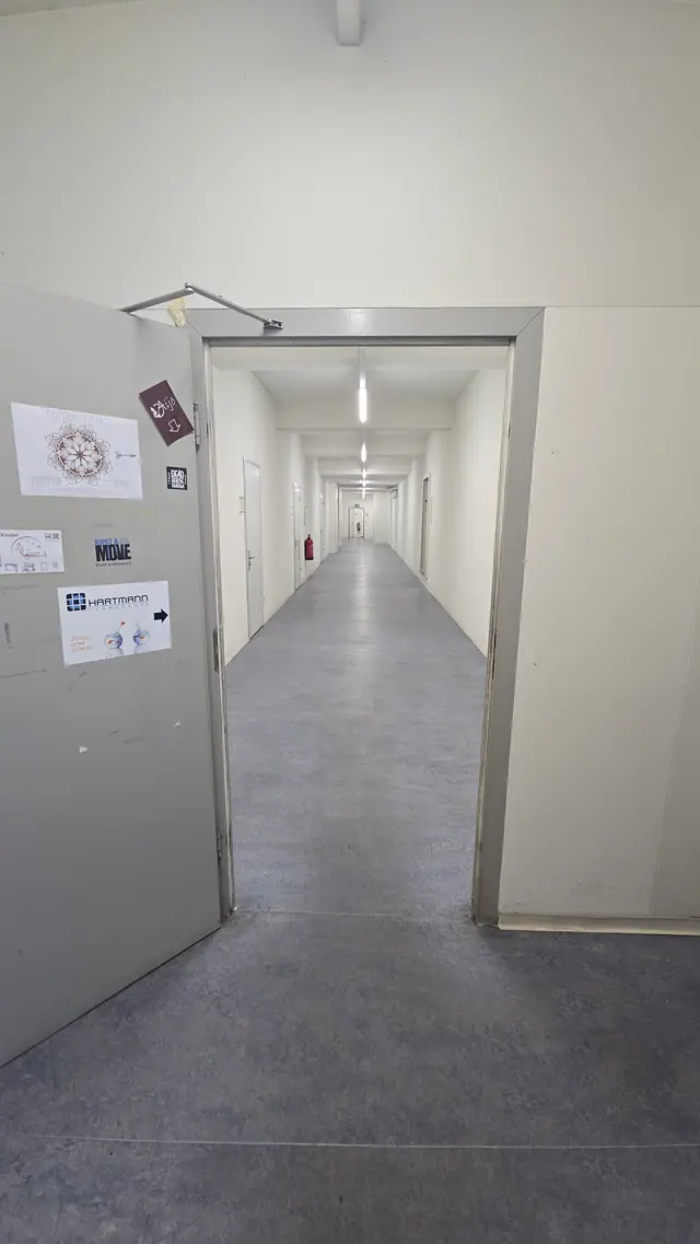 Korridor mit Aijō-Wegweiser im Gebäude Niederlenzerstrasse 29