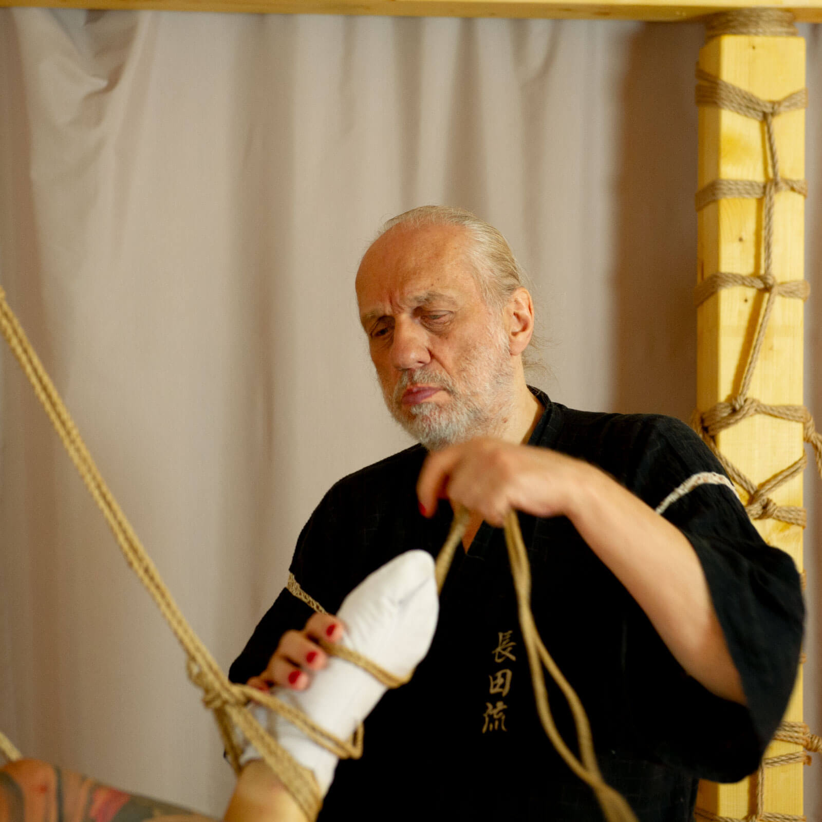 Osada Steve während seiner Kinbaku live Performance im 2018