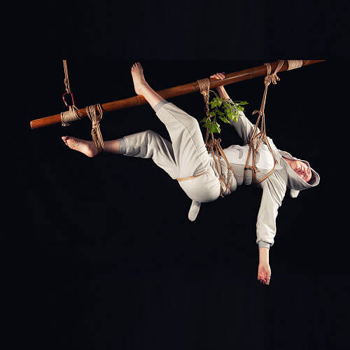 Faultier Onesie in kreativer Shibari Fotografie und Fesselkunst