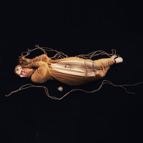 Otter Onesie und japanische Seilkunst im Shibari Shooting