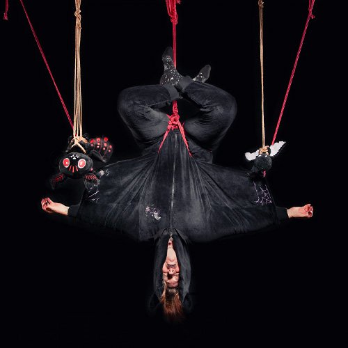 Shibari Fotografie mit Fledermaus Onesie – kreatives Fesseln und Bondage Kunst