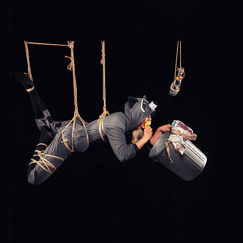 Waschbär Onesie im kreativen Rope Bondage Shooting