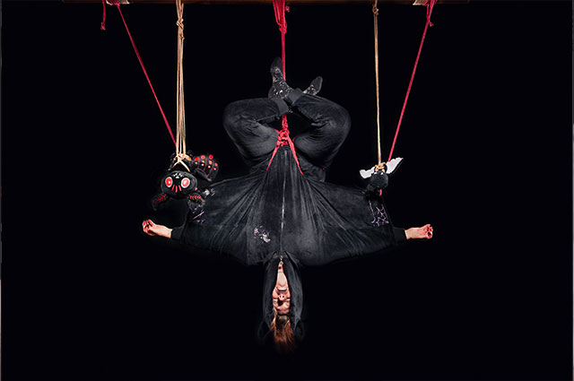 Shana als Fledermaus im Shooting Projekte 'Animal in ropes'